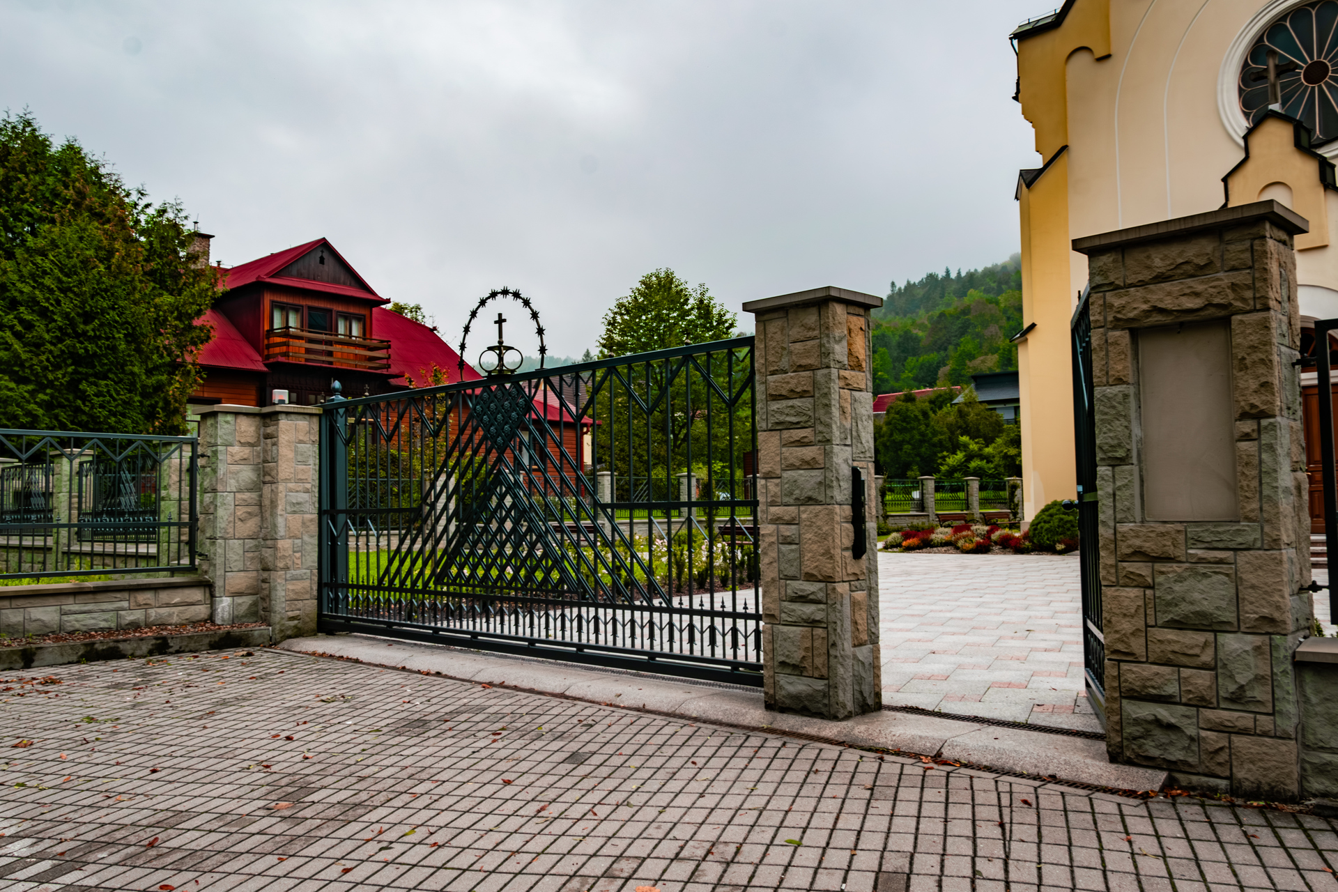 kosciolzewnatrzdzien (2)
