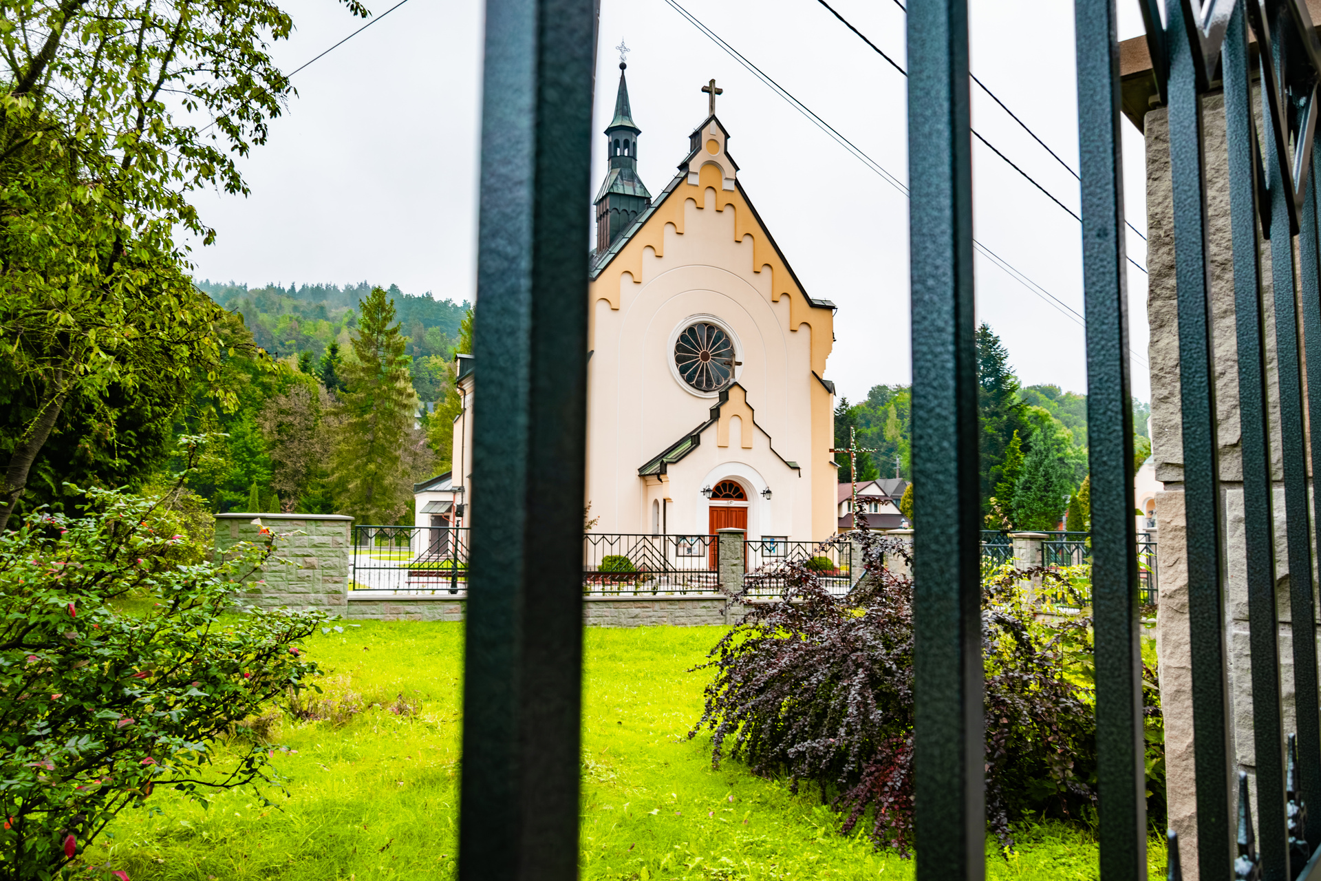 kosciolzewnatrzdzien (1)
